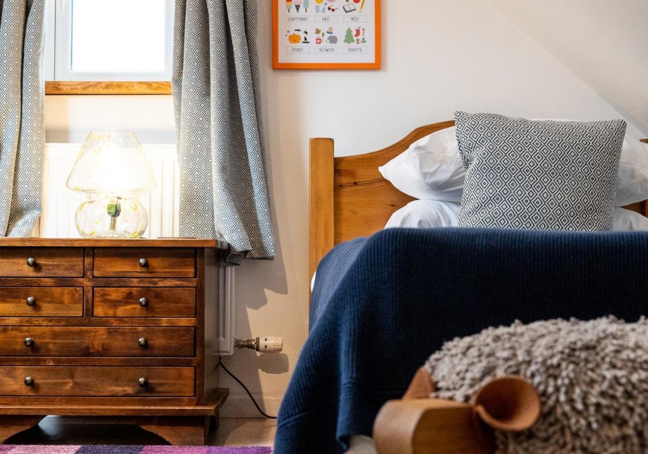 Bwthyn Capten - A Charming Cottage For Up To 6 뉴포트 외부 사진
